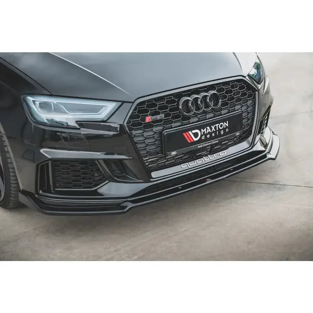 Frontspoiler Audi RS3 8V FL med blank sort leppe og bikubemønstret grill, sett skrått forfra.