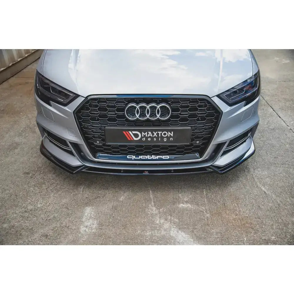 Frontleppe Audi S3 A3 S-Line 8V Facelift V.3 på sølvgrå bil med sort spoiler og bikakemønstret grill.