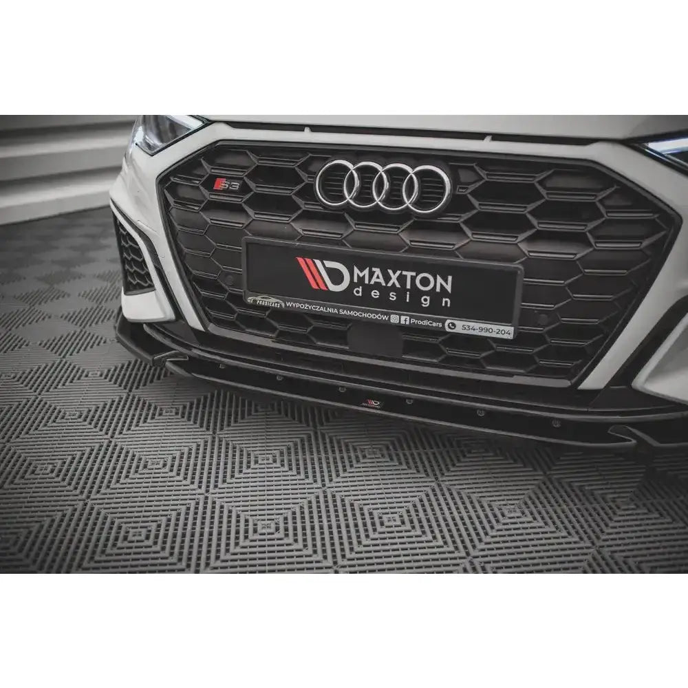 Frontsplitter til Audi S3 A3 S-Line 8Y V.3 montert under hvit støtfanger med heksagon-grill.