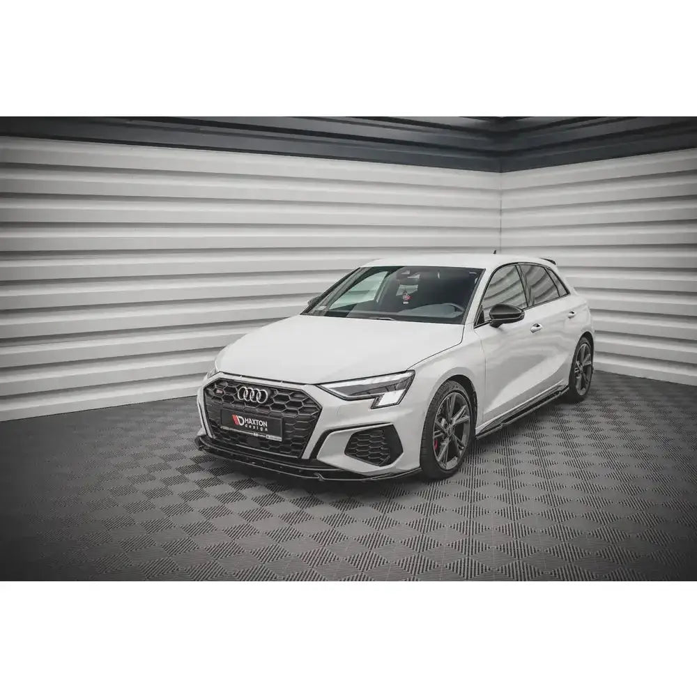 Front lip på hvit Audi S3 S-Line 8Y med sorte detaljer og sportsfelger, sett forfra og fra venstre.