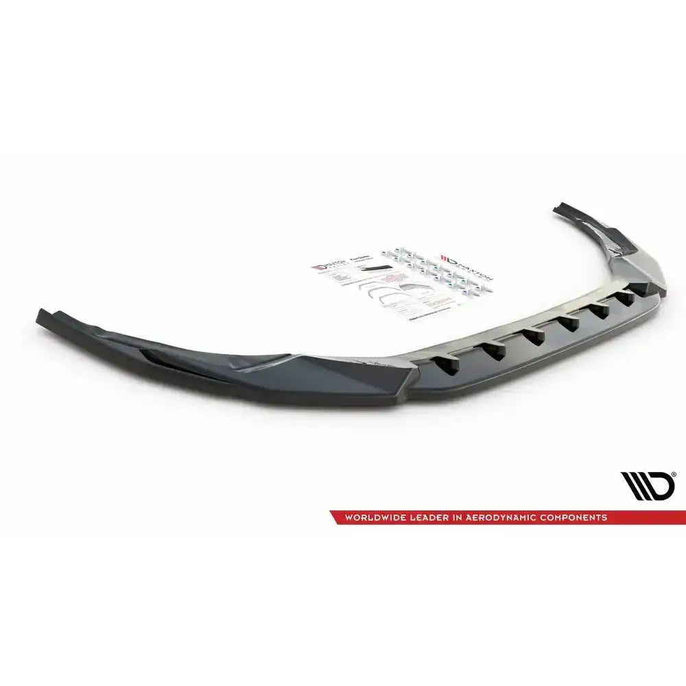 Front splitter til Audi S3 / A3 S-Line 8Y, sort plast med luftspalter og monteringsutstyr i bakgrunnen.