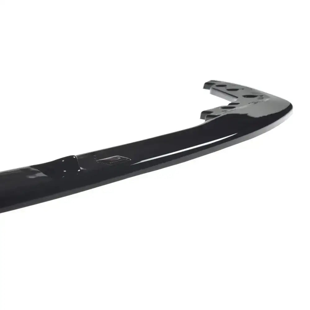 Frontleppe til BMW 3 G20 M-Pack V.3, nærbilde av buet ende med monteringshull og blank sort overflate.