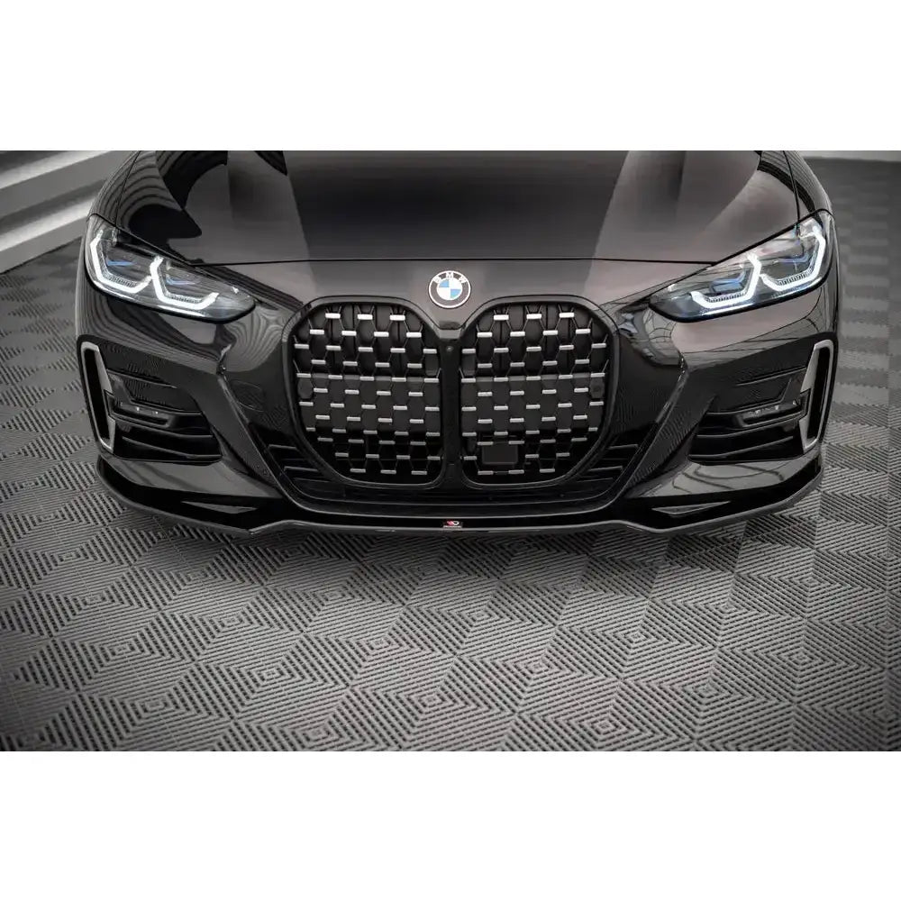 Frontleppe på BMW 4 M-Pack G22 med svart grill og skarpe LED-frontlykter, sett forfra.