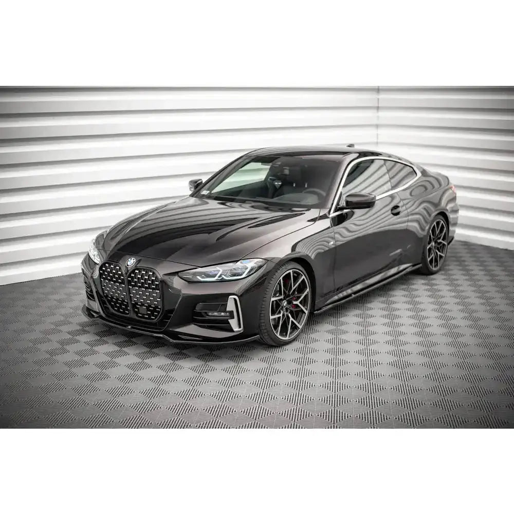 Spoiler på BMW 4 M-Pack G22 V.3 sett fra høyre forhjørne med doble nyregriller og aluminiumsfelger.