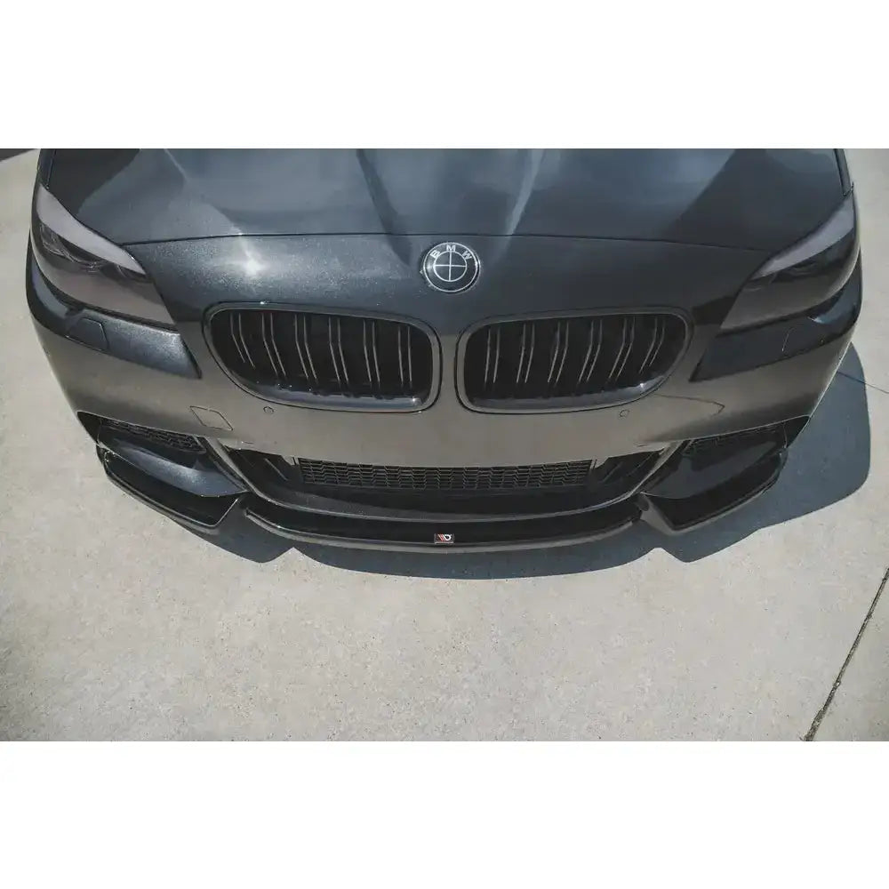 Frontspoiler BMW 5 F10/F11 M-Pack V.3 på sort bil sett ovenfra med synlig grill og skinnende panser.