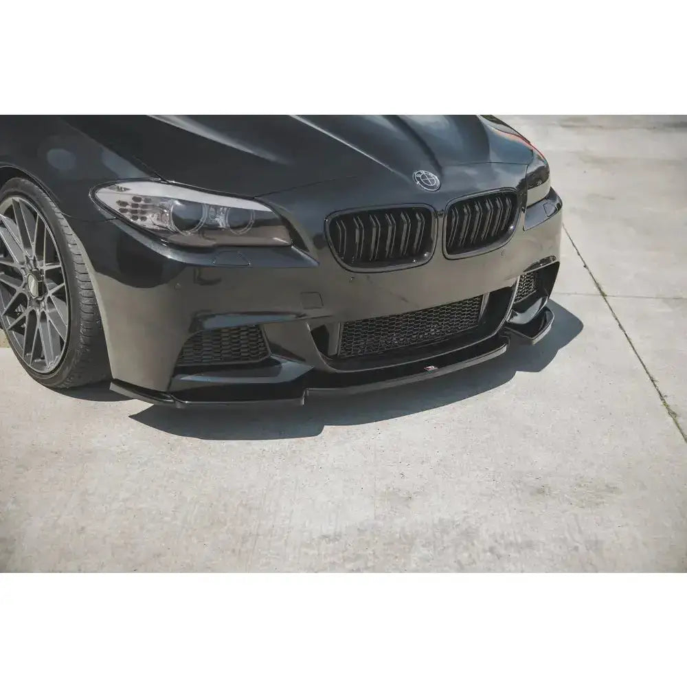 Front splitter på BMW 5 F10/F11 M-Pack V.3 med sort sportslig frontfanger og lav spoiler, sett fra siden.