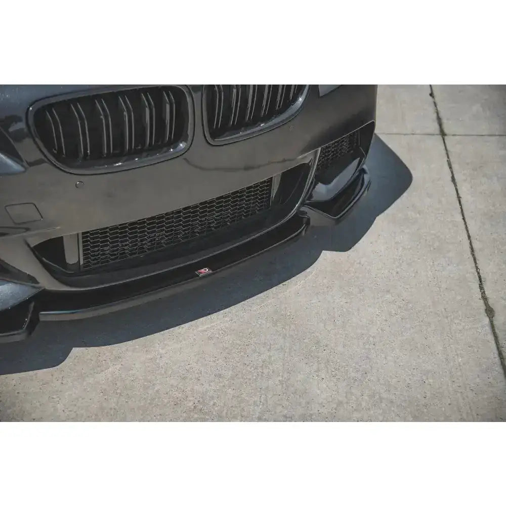 Front lip BMW 5 F10/F11 M-Pack V.3 i sort glans, sett forfra og nedenfra på parkert bil.