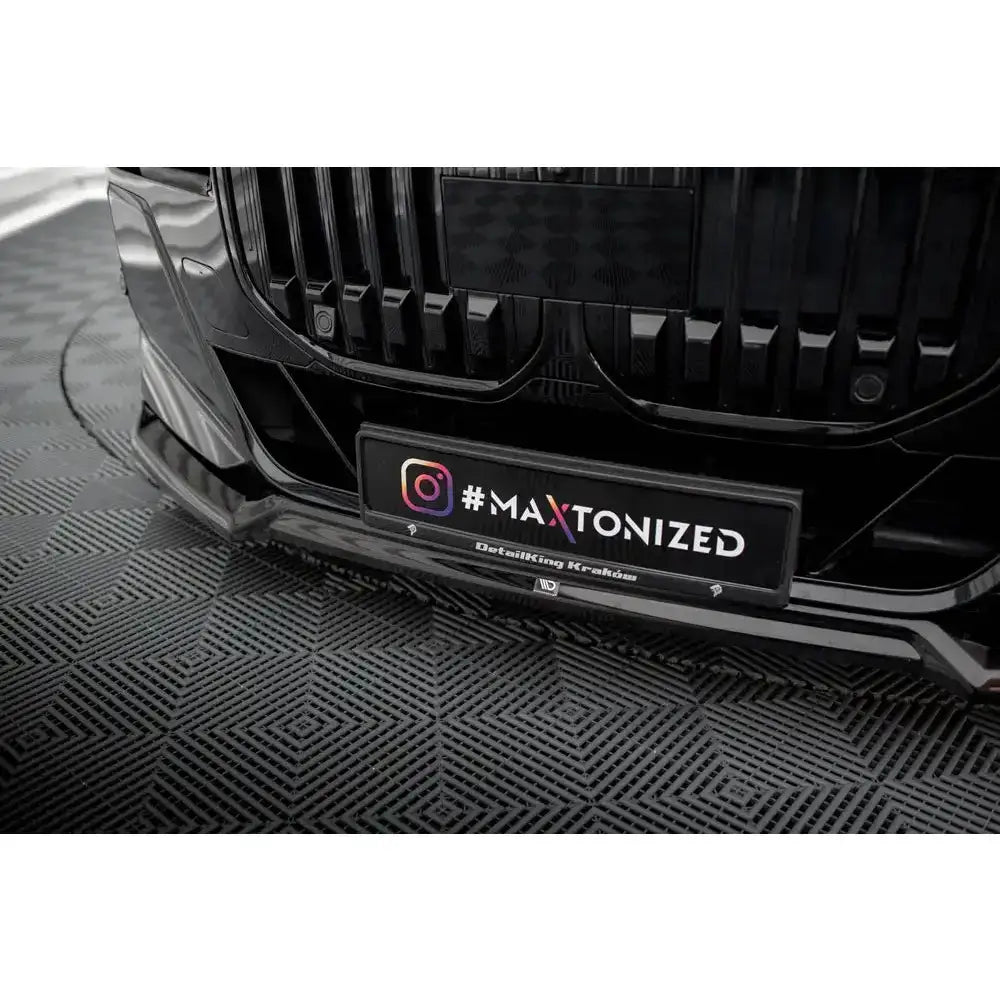 Spoiler på BMW 7 G70 V.3 M-Pack med blank grill og markert frontsplitter, sett fra lav vinkel.