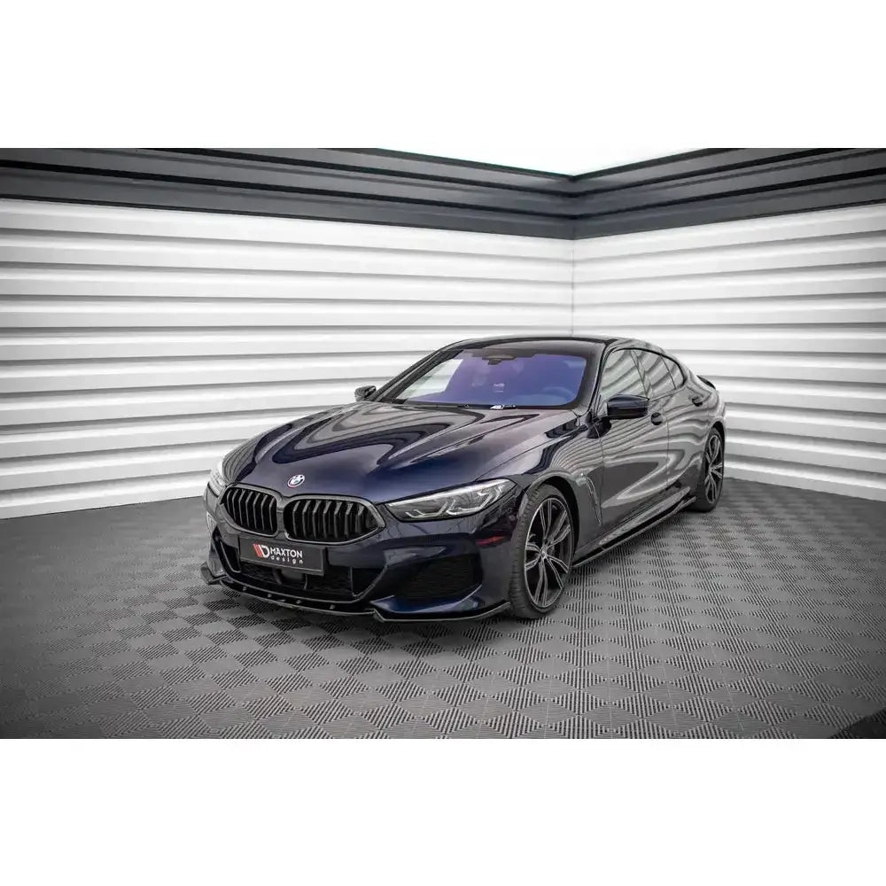Frontspoiler på BMW 8 Serie Coupe G15 med brede felger og markerte luftinntak i lyst industrimiljø.