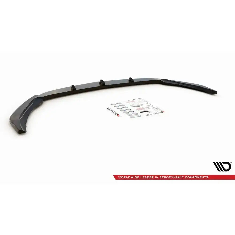 Front lip Mercedes CLA 45 V.3 Aero C118 svart plast med monteringspunkter, festedeler og instruksjoner.