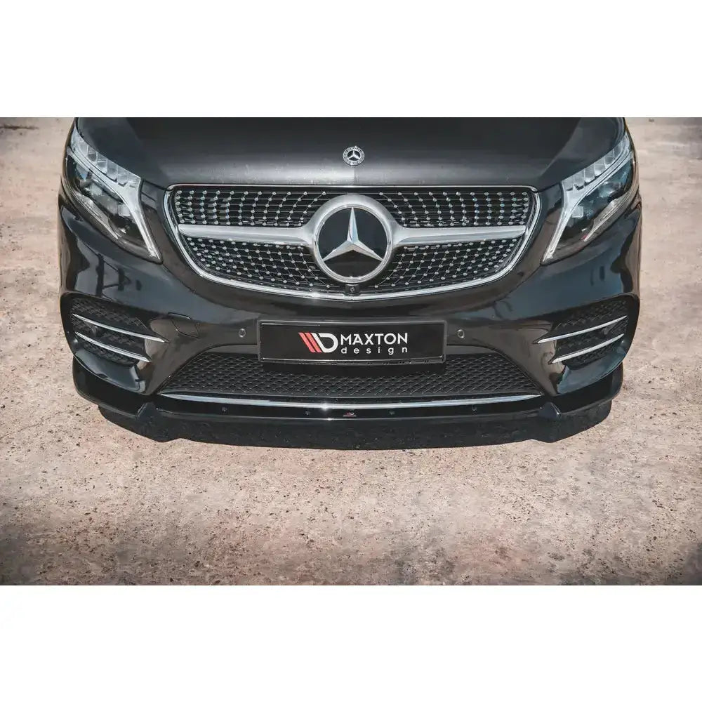 Frontspoiler på Mercedes-Benz V-Class V.3 med sølv grill og svart frontsplitter, sett forfra.