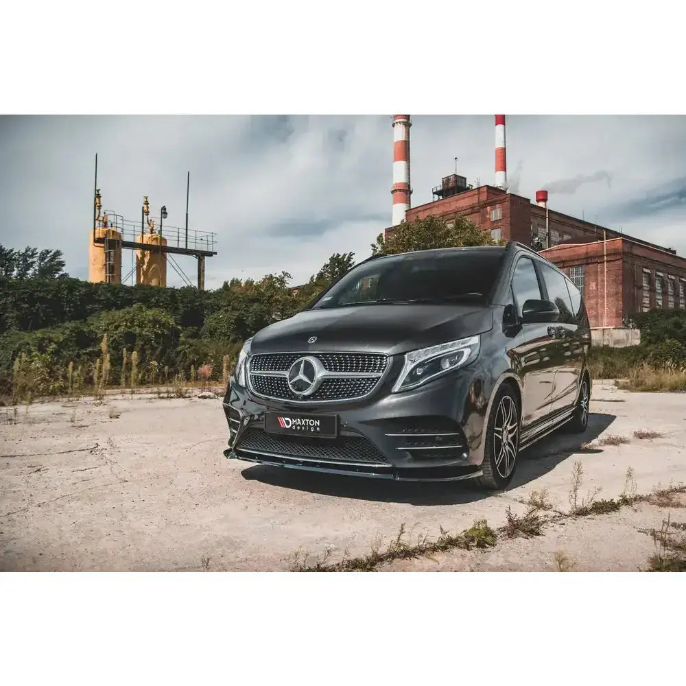 Front splitter på Mercedes V-Klasse V.4 Amg-Line W447 Facelift sett skrått forfra med kromdetaljer.