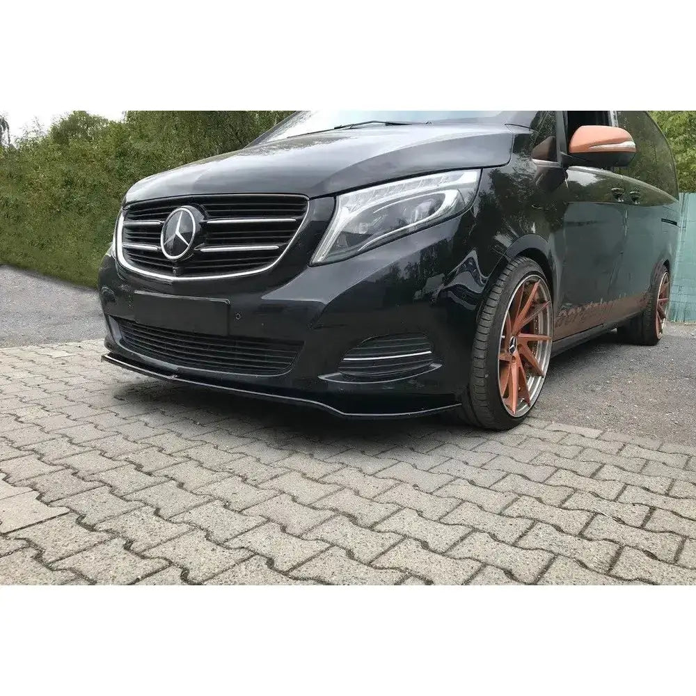 Spoiler på Mercedes V-Klasse W447 V.3, sort bil med bronsefargede felger, fokus på lav frontspoiler.