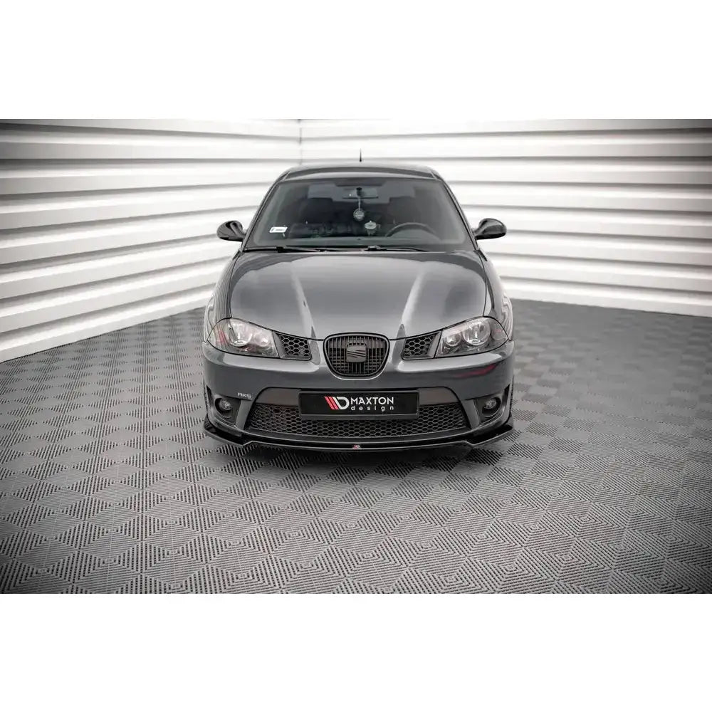 Frontleppe på Seat Ibiza Cupra Mk3 04-08, sett forfra med svarte detaljer, parkert innendørs.