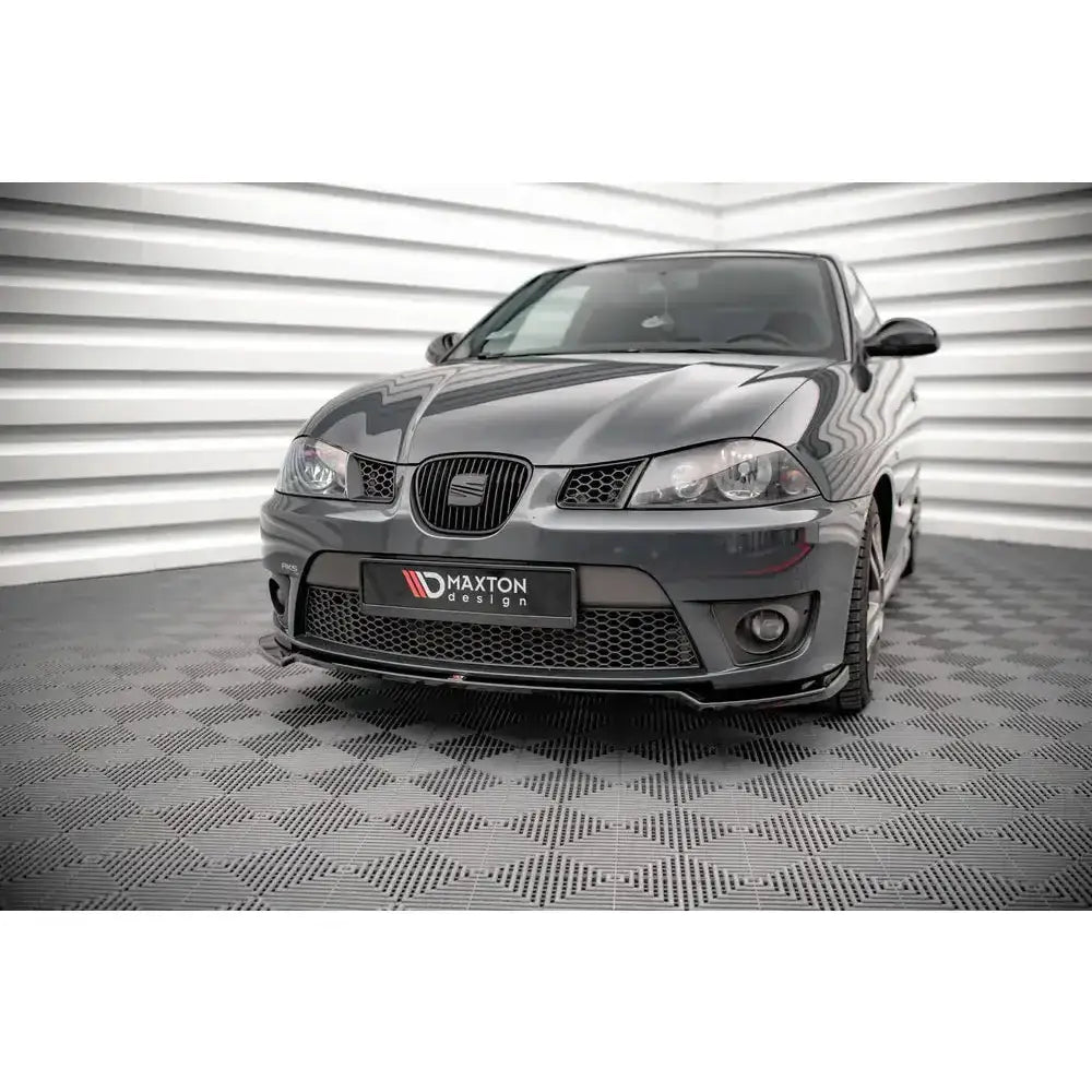 Front splitter på Seat Ibiza Cupra Mk3 med sportslig design og blank sorte detaljer, sett forfra innendørs.