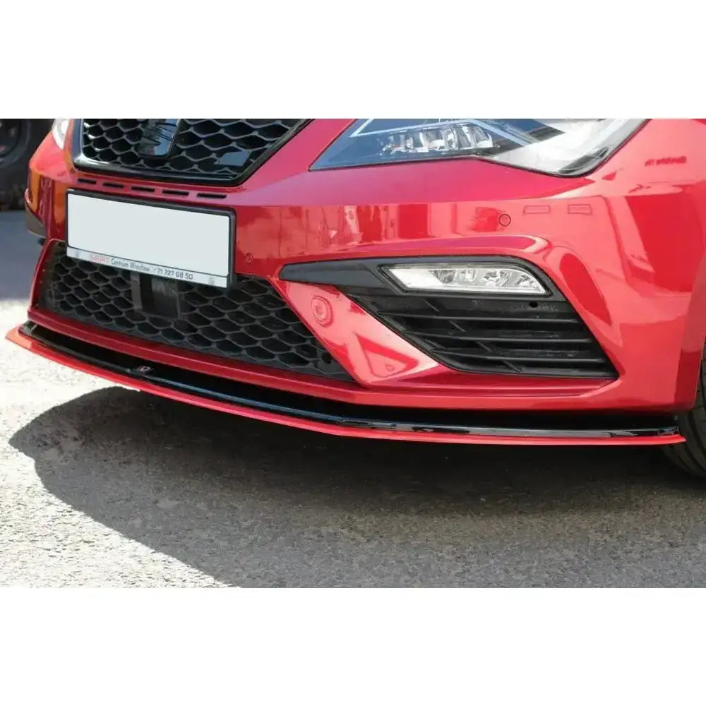 Frontleppe Seat Leon Mk3 Cupra/FR Facelift V.3 montert under rød bilfront med sort og rød splitter.