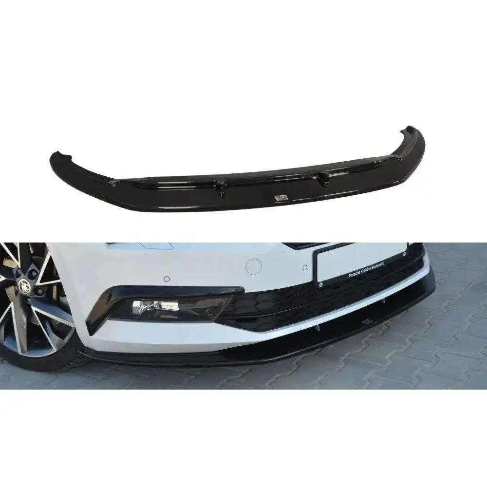 Frontspoiler Skoda Superb III V.3 i sort blank plast, vist montert på hvit bil fra skrå vinkel.