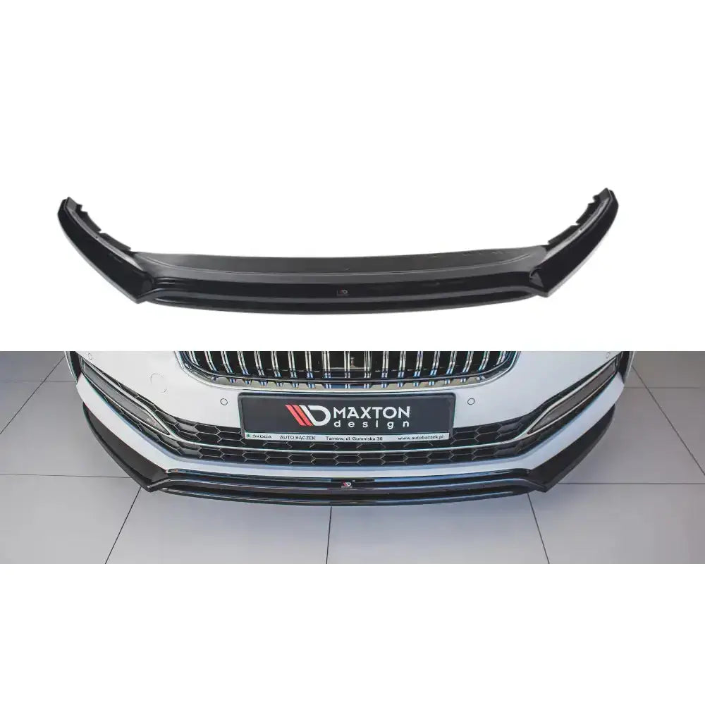 Frontspoiler Skoda Superb Mk3 FL V.3 i sort plast, vist alene og montert for sportslig bilprofil.