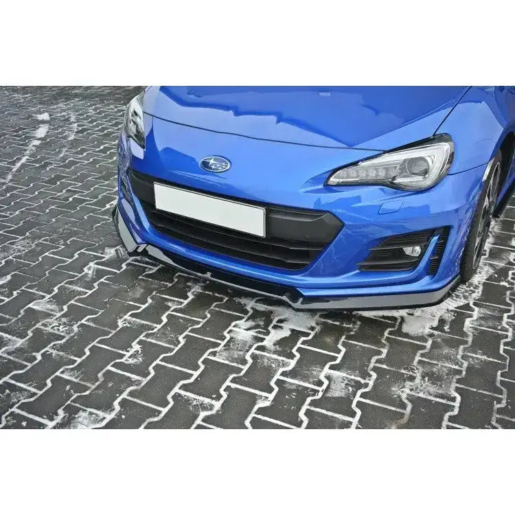 Frontleppe på Subaru Brz Facelift V.6 montert under blå frontfanger på brostein med litt snø.