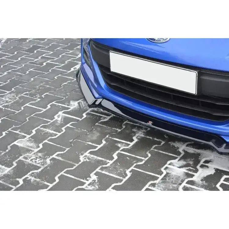 Spoiler til Subaru Brz Facelift V.6, sort frontsplitter på blå bil, sett skrått ovenfra med detaljert bakke.