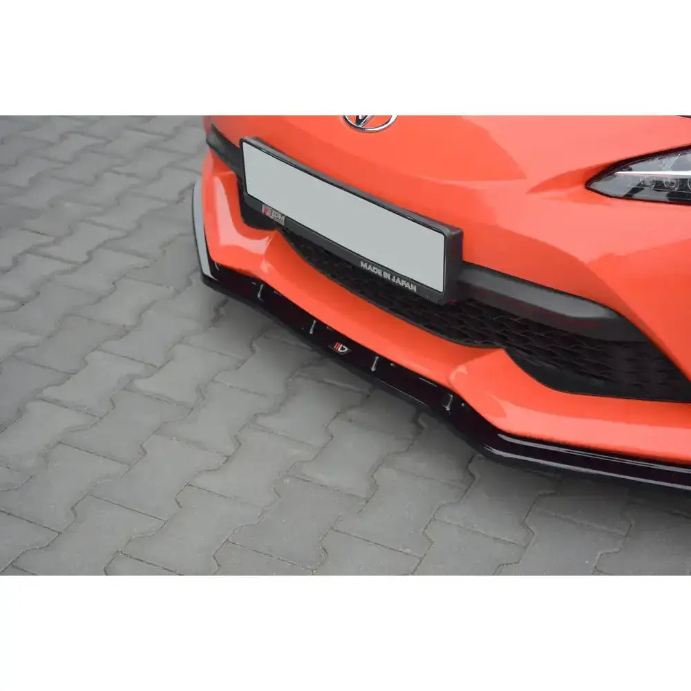 Front splitter på oransje Toyota GT86 Facelift ABS V.3 med svart leppe, sett fra skrå vinkel.