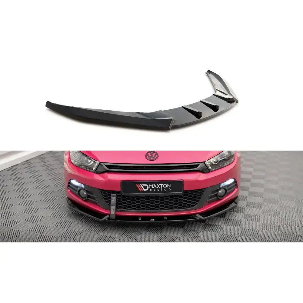 Frontspoiler Volkswagen Scirocco Mk3 08-14 V.2 i sort plast med sporty, aerodynamisk design montert på rød bil.