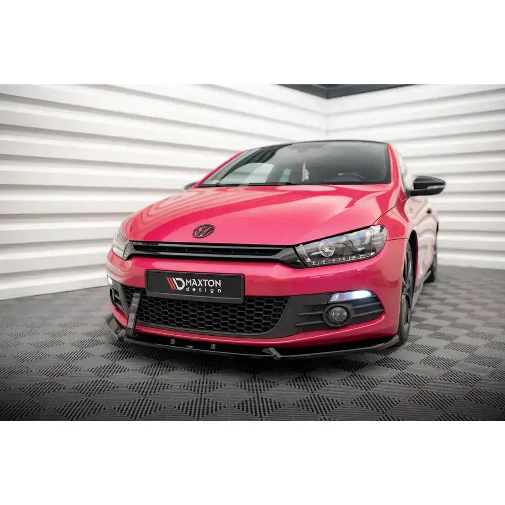 Front splitter Volkswagen Scirocco Mk3 08-14 på rød bil med svart grill og Maxton Design-skilt.