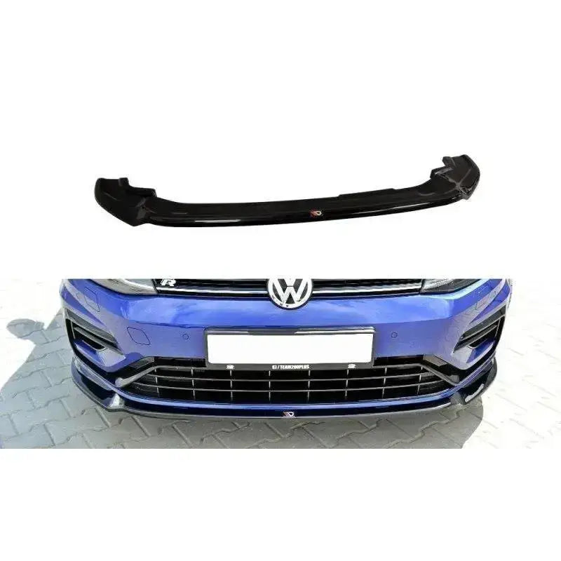 Frontspoiler VW Golf VII R V.3 i blank svart plast, vist separat og montert på blå bil forfra.
