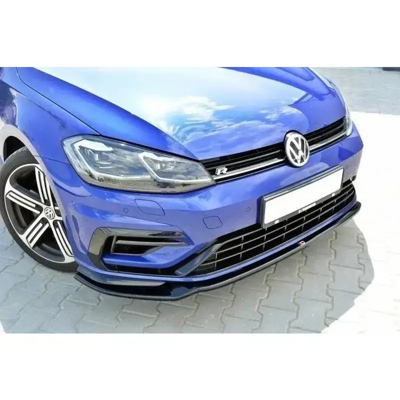 Front splitter på VW Golf VII R Facelift V.3, sort plast montert på blå bil med synlig felg og støtfanger.