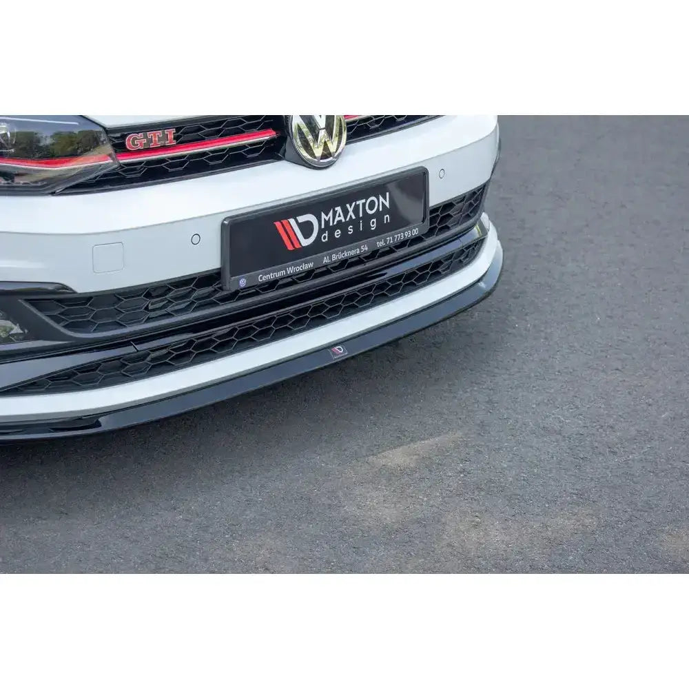 Front splitter for VW Polo GTI MK6 V.3, sort plast under hvit front med Maxton Design-logo.