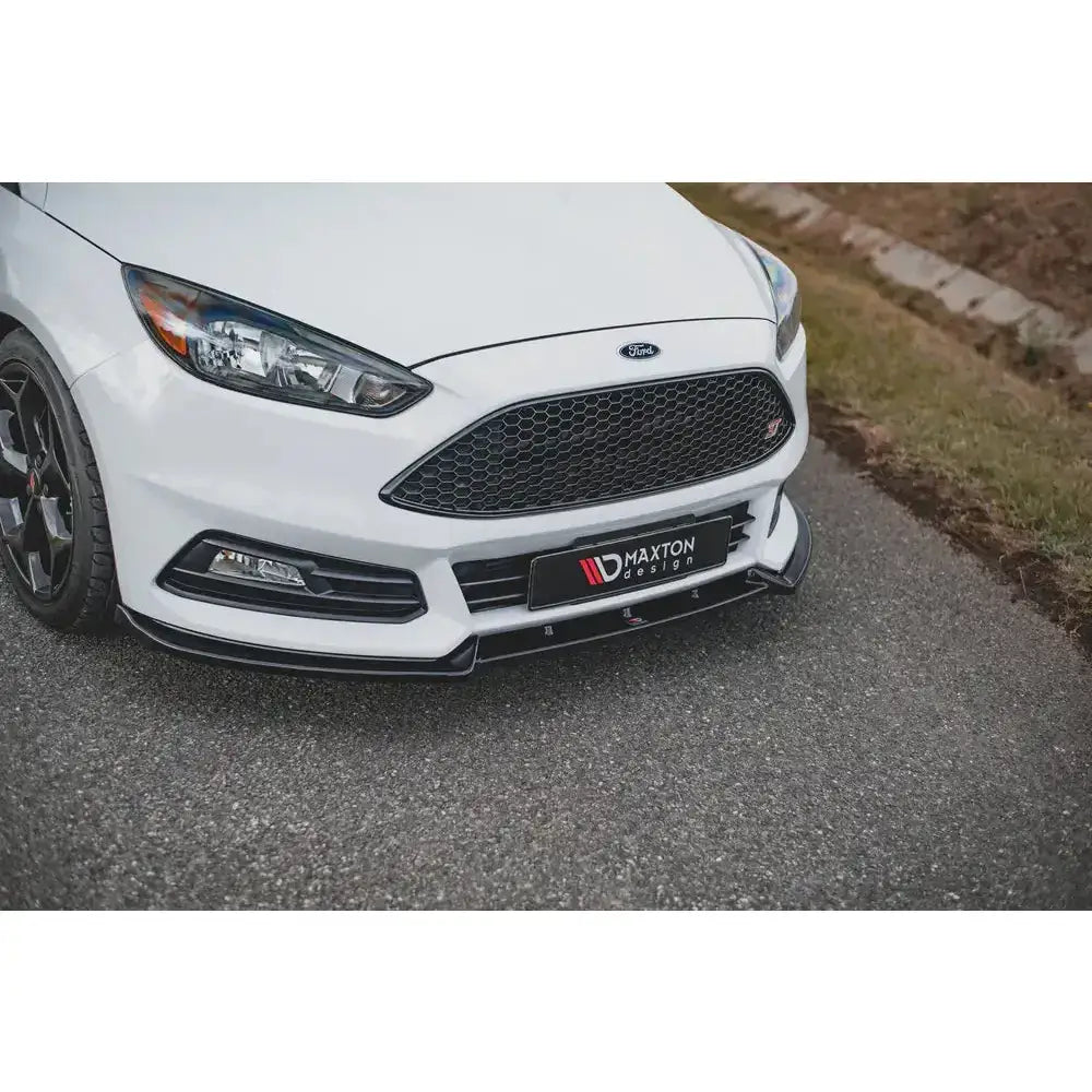 Spoiler på Ford Focus ST Mk3 Facelift V.4 med sort frontsplitter, sett skrått forfra på hvit bil.