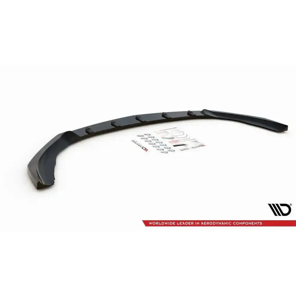 Frontspoiler Mercedes A35 AMG sett ovenfra med monteringsdeler og instruksjoner på hvit bakgrunn.