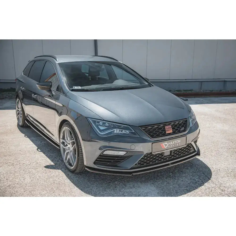 Frontleppe på grå Seat Leon Cupra FR Mk3 FL med sotede vinduer og aluminiumsfelger sett skrått forfra.