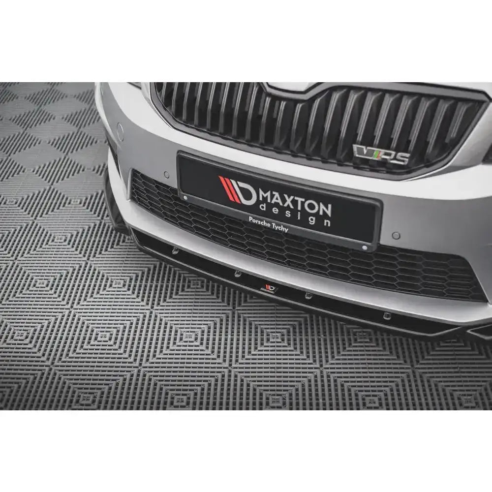 Front lip på Skoda Octavia RS Mk3 V.4 med svart plastfrontsplitter og sølvdetaljer, sett skrått ovenfra.