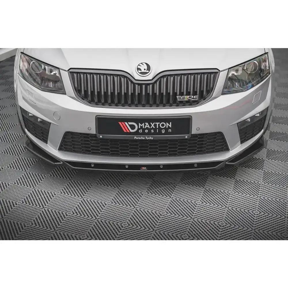 Frontspoiler Skoda Octavia RS Mk3 V.4 13-16 i sort plast på sølvfarget bil, nærbilde av fronten.