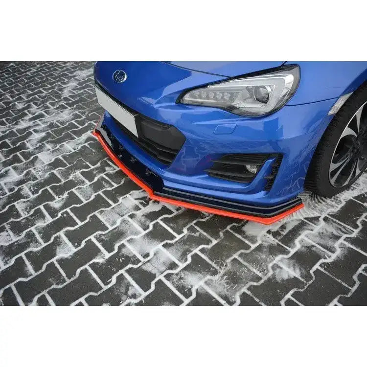 Front splitter på blå Subaru Brz Facelift V.4 med sort frontleppe og rød kant, sett skrått forfra.