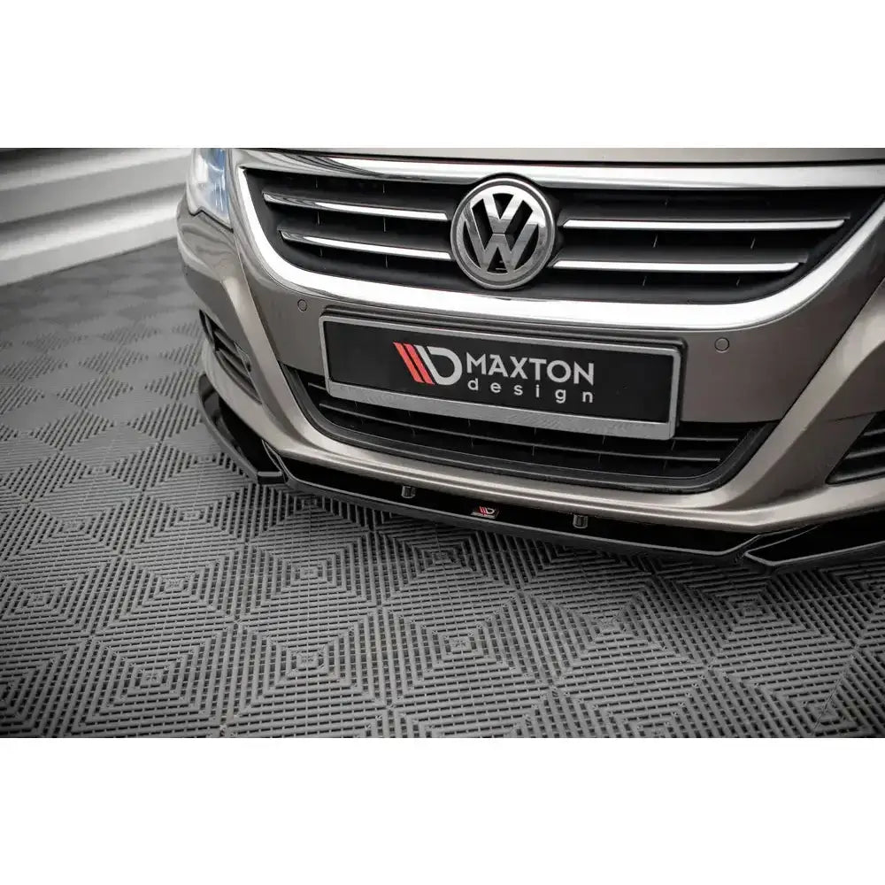 Spoiler til Volkswagen Passat CC 08-12 V.4 montert under frontfanger med svart Maxton Design-skilt.