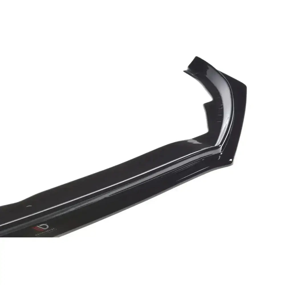 Frontspoiler til Ford Focus ST St-Line MK4 V.5 i svart glanset plast sett fra skrå vinkel.
