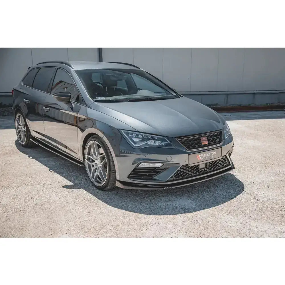 Frontleppe på Seat Leon Cupra FR Mk3 FL V.5 med mørke felger og sorte detaljer, parkert ute.