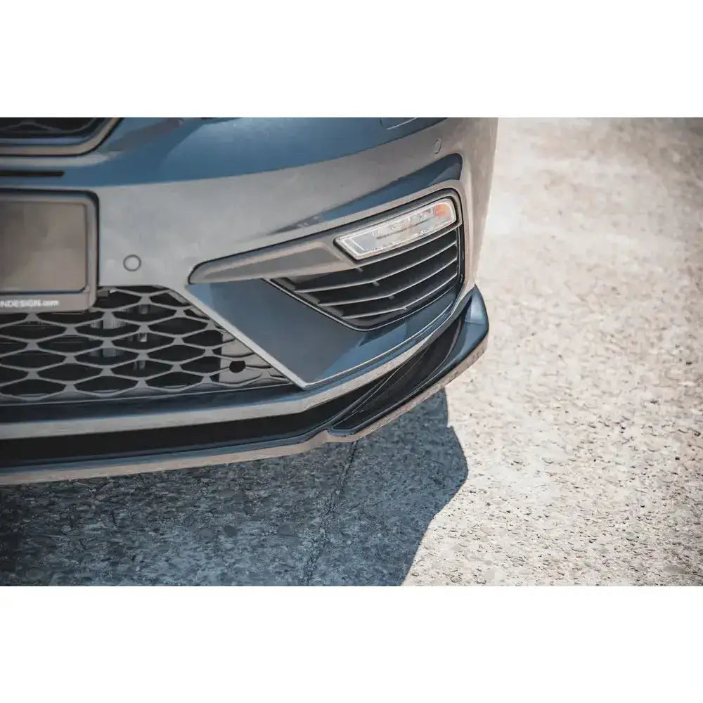 Frontspoiler Seat Leon Cupra FR Mk3 FL V.5 i sort plast, nærbilde av front og grill fra skrå vinkel.