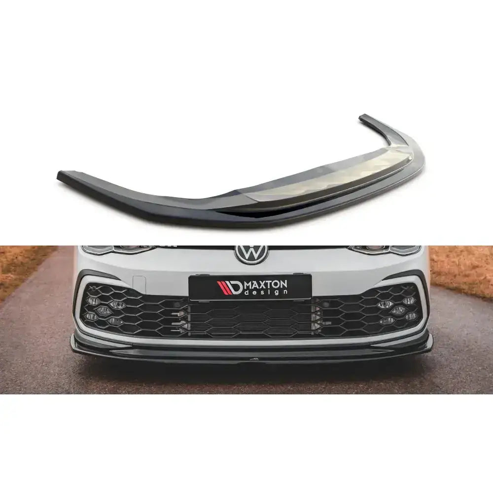 Frontspoiler Volkswagen Golf 8 GTI V.5 i sort glanset plast, montert på bil sett forfra.