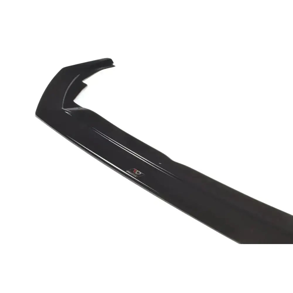 Frontspoiler Ford Focus ST / St-Line MK4 V.6 i sort, glanset plast sett fra skrå vinkel med logo.