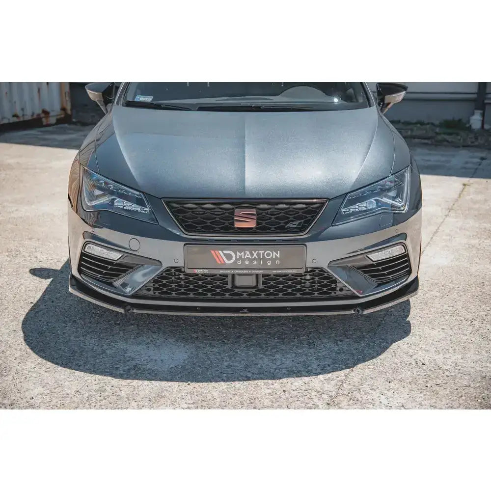 Frontleppe Seat Leon Cupra FR Mk3 FL V.6 montert på grå bil med svart frontsplitter og sportslig grill.