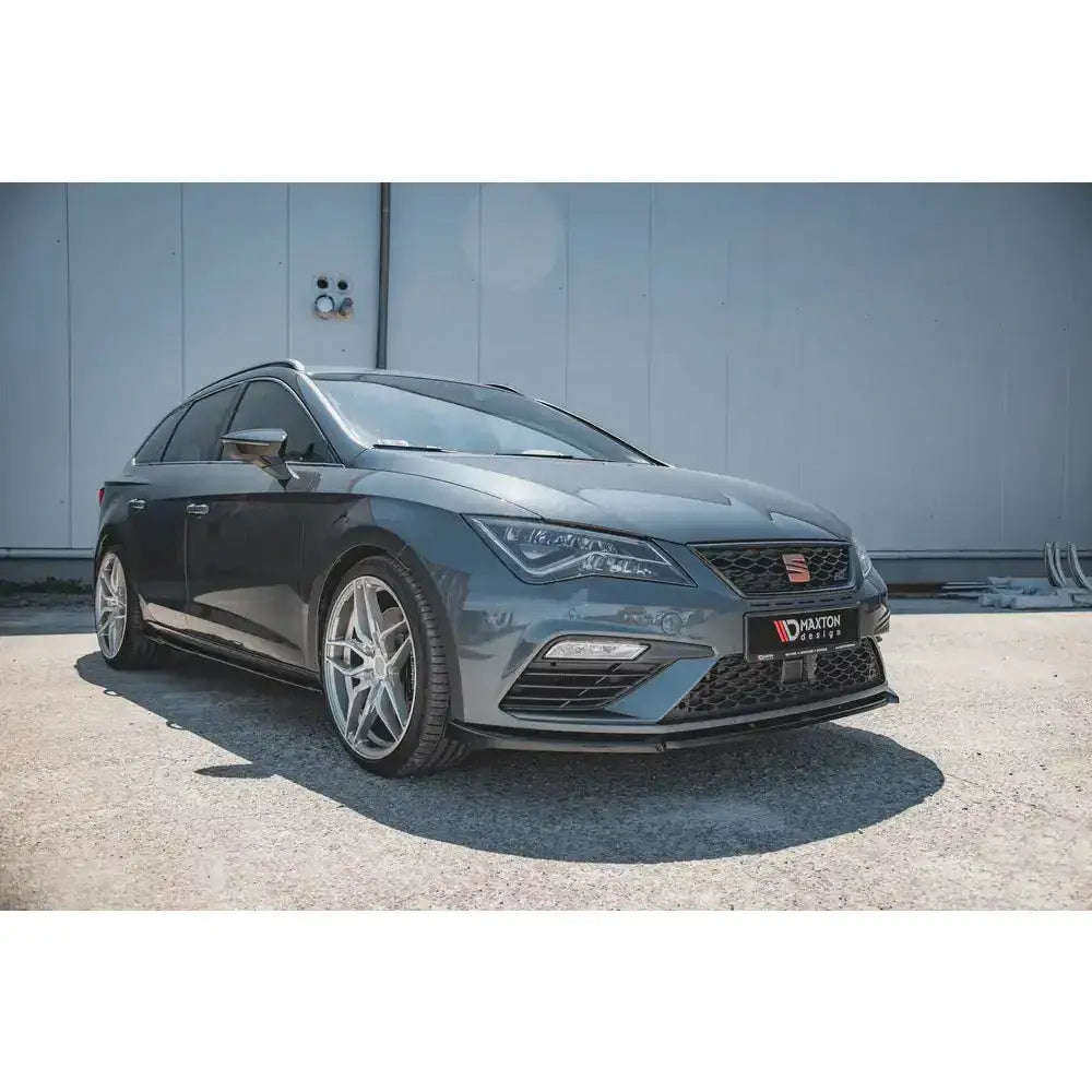 Front splitter på Seat Leon Cupra FR Mk3 FL V.6, grå bil med sølvfelger sett skrått forfra.