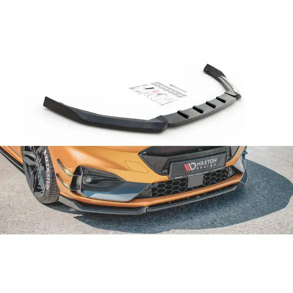 Frontspoiler til Ford Focus ST / St-Line MK4 V.7, sort plast med monteringsutstyr og montert på oransje bil.