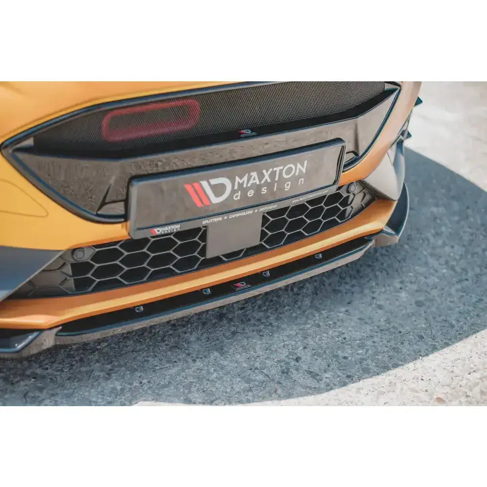 Frontspoiler til Ford Focus ST MK4 V.7 i oransje med sort grill og aerodynamisk splitter.