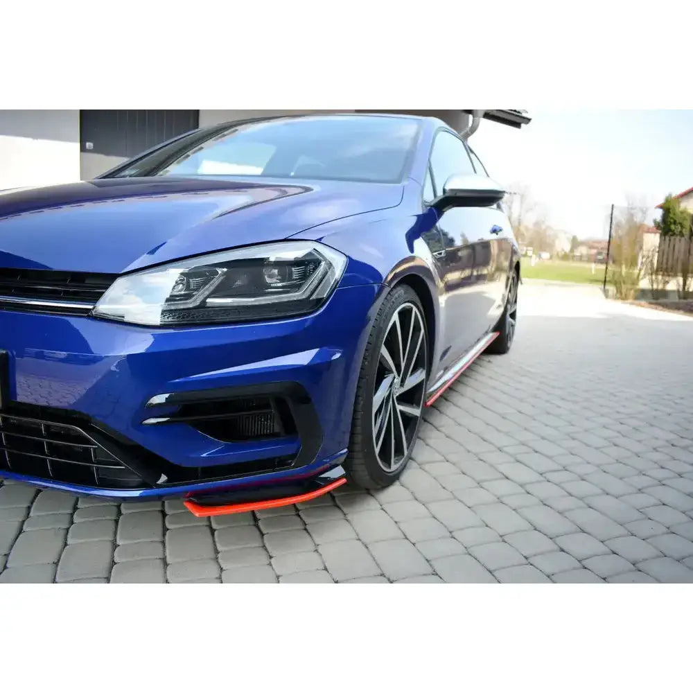 Front splitter på VW Golf 7 R Facelift V.8 med blå lakk, svarte felger og rød detalj på støtfanger.