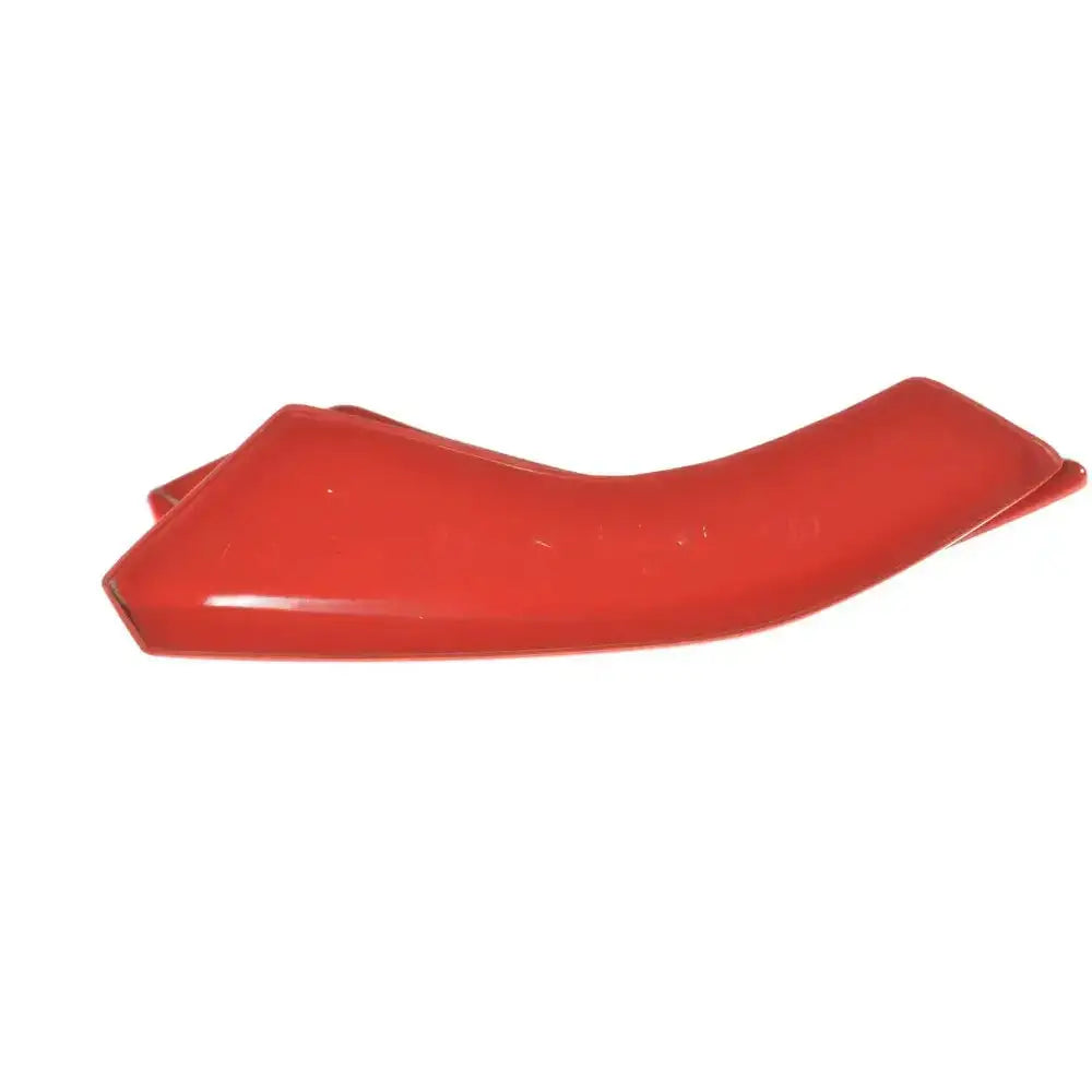 Front lip VW Golf 7 R Facelift V.8 i rød plast, sidevisning med buet form og glanset overflate.