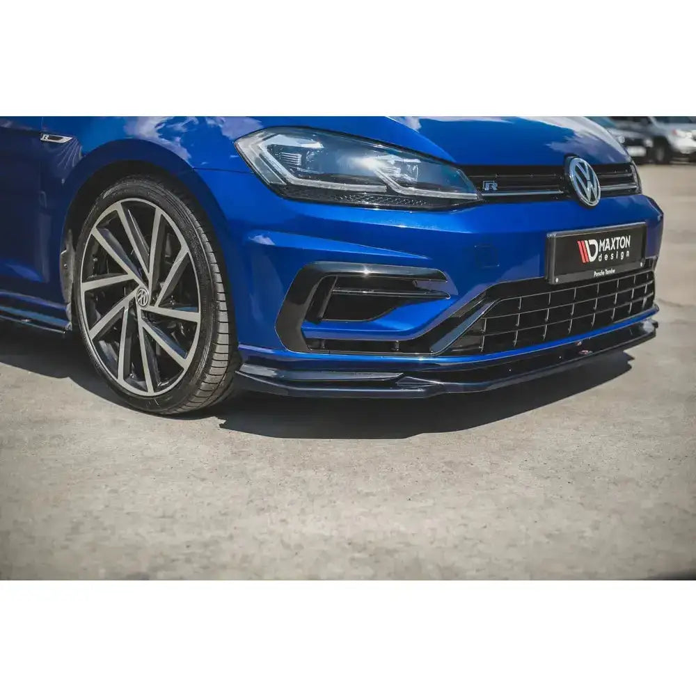 Front lip på VW Golf 7 R Facelift V.9, svart frontspoiler og aluminiumsfelger sett skrått forfra.
