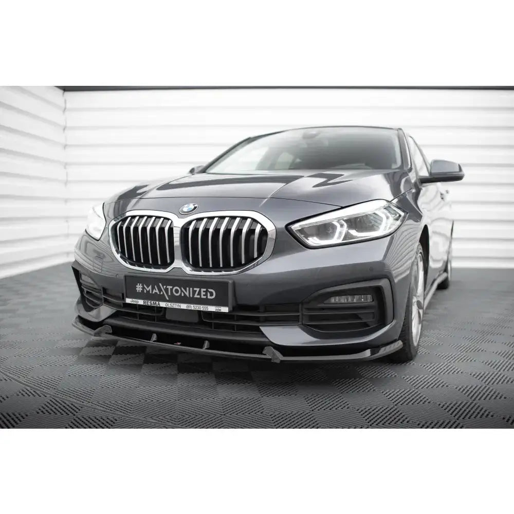 Frontleppe BMW 1 F40 V.1 i mørk grå utførelse, sett forfra med markert grill og sorte detaljer.